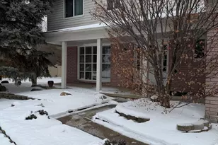 3550 Kings Point Dr, Troy, MI 48083 - Photo 2