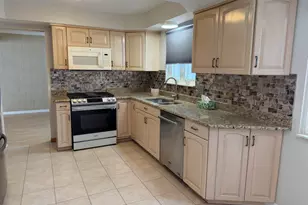 3550 Kings Point Dr, Troy, MI 48083 - Photo 6