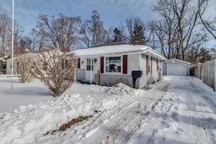 18 Woodlawn Ave N, Battle Creek, MI 49037 - Photo 2