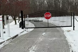 23493 Williamsburg Cir, Woodhaven, MI 48183 - Photo 4