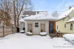 1037 Lilac Ct NE, Grand Rapids, MI 49503 - Photo 10