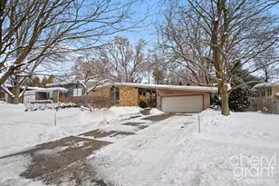 1508 Pinecrest Ave SE, Grand Rapids, MI 49506 - Photo 2
