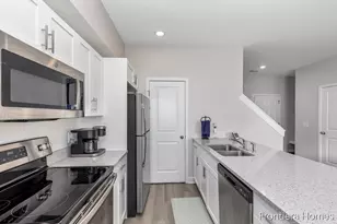 13624 Signature Dr, Holland, MI 49424 - Photo 8