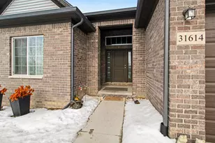 31614 Beaver Cir, New Boston, MI 48164 - Photo 2