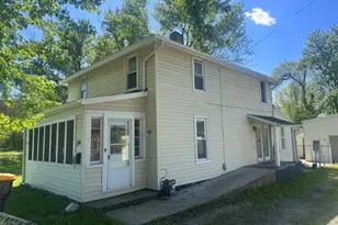34 Oak St, Hillsdale, MI 49242 - Photo 2