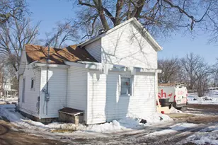 105 Pokagon St, Dowagiac, MI 49047 - Photo 2