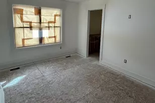 592 Lincoln Lawns Dr NW, Grand Rapids, MI 49534 - Photo 4