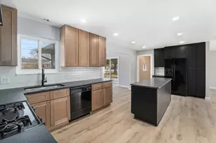 1916 Hollingsworth Dr, Commerce Township, MI 48390 - Photo 4