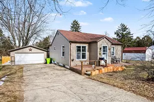 1008 W Grove St, Greenville, MI 48838 - Photo 2