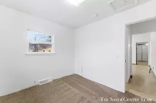 810 W Southern Ave, Muskegon, MI 49441 - Photo 12