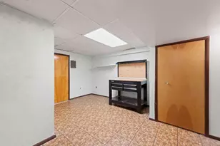 38706 Roycroft St, Livonia, MI 48154 - Photo 34