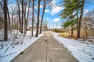 1910 Essex Ln, Jackson, MI 49203 - Photo 2