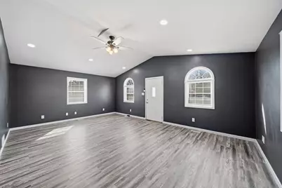 211 Hackett Street, Jackson, MI 49202 - Photo 2