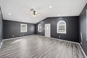 211 Hackett St, Jackson, MI 49202 - Photo 2