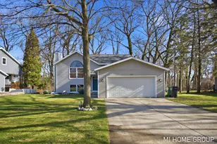 641 Pineview Dr, Holland, MI 49424 - Photo 2