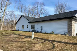 725 Violet Wy, Saint Joseph, MI 49085 - Photo 4