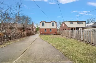 1218 Roslyn Rd, Grosse Pointe Woods, MI 48236 - Photo 12