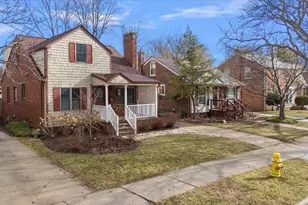 1218 Roslyn Rd, Grosse Pointe Woods, MI 48236 - Photo 4