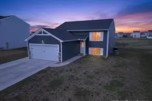 1700 Harper Grove Ln, Vicksburg, MI 49097 - Photo 1