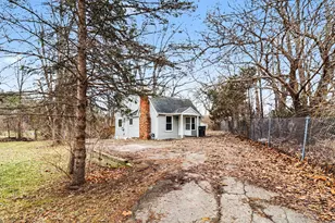 278 E Peterson Dr, Brighton, MI 48114 - Photo 2