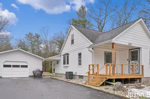 15952 Groesbeck St, Grand Haven, MI 49417 - Photo 4