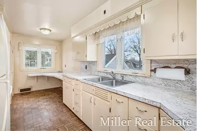 227 W Benson Street, Hastings, MI 49058 - Photo 4