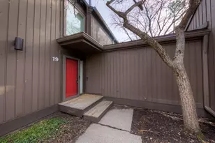19 Westbury Ct, Ann Arbor, MI 48105 - Photo 2