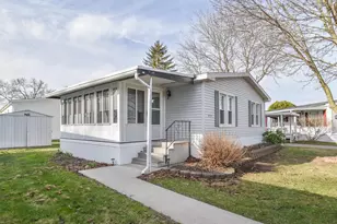 605 Cedar Ct, Jonesville, MI 49250 - Photo 2