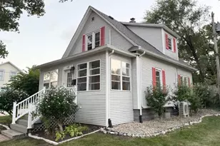1008 Wayne St, Saint Joseph, MI 49085 - Photo 2