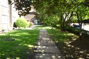129 Balmoral Ct, Kalamazoo, MI 49006 - Photo 2