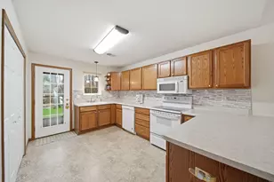 1702 Lakewood Dr, Adrian, MI 49221 - Photo 14