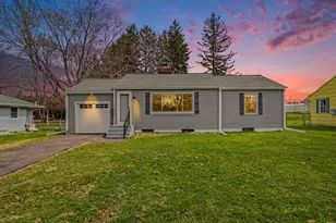 2305 Maple Dr, Jackson, MI 49203 - Photo 2