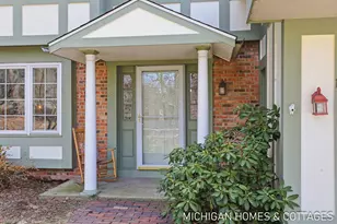 136 Crescent Dr, Grand Haven, MI 49417 - Photo 4