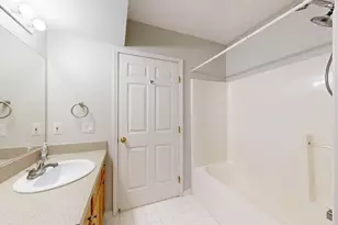 2718 S Knightsbridge Cir, Ann Arbor, MI 48105 - Photo 16