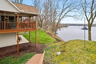 9895 Lakeview Dr, Berrien Springs, MI 49103 - Photo 8