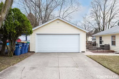 2208 Dawson Avenue NE, Grand Rapids, MI 49505 - Photo 2
