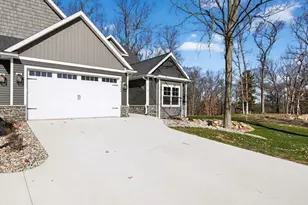 1132 Lochaven Cir, Hillsdale, MI 49242 - Photo 6