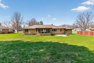 1097 Westfield Dr, Jackson, MI 49203 - Photo 2