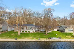 70032 Oak Leaf Dr, Edwardsburg, MI 49112 - Photo 2