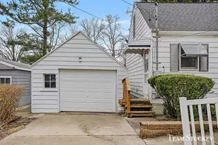 617 Vernon Ave, Lansing, MI 48910 - Photo 4