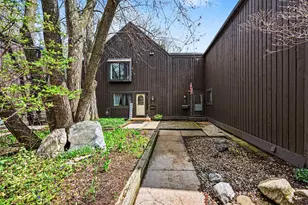 242 Dunbarton Ct, Kalamazoo, MI 49006 - Photo 2