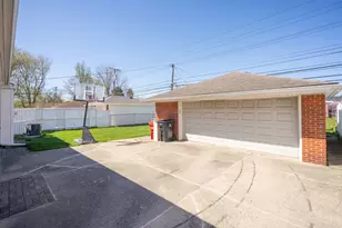 28053 Fountain St, Roseville, MI 48066 - Photo 4