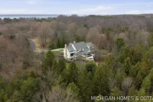 5484 Lakeshore Ave, Holland, MI 49424 - Photo 2