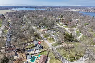 735 Wendover Blvd, Norton Shores, MI 49441 - Photo 2