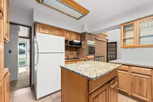 219 Ottawa Dr, Troy, MI 48085 - Photo 6