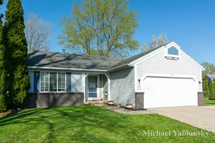 725 Brittany Ct SE, Grand Rapids, MI 49548 - Photo 2