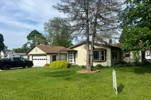 228 W Forest St, Edmore, MI 48829 - Photo 2