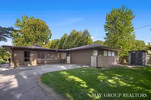 2727 Cascade Rd SE, Grand Rapids, MI 49506 - Photo 2
