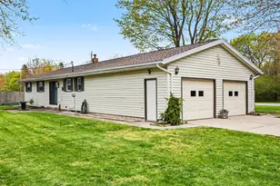 3986 Washington Ave, Saint Joseph, MI 49085 - Photo 4