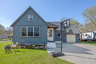 636 E Colfax St, Hastings, MI 49058 - Photo 2